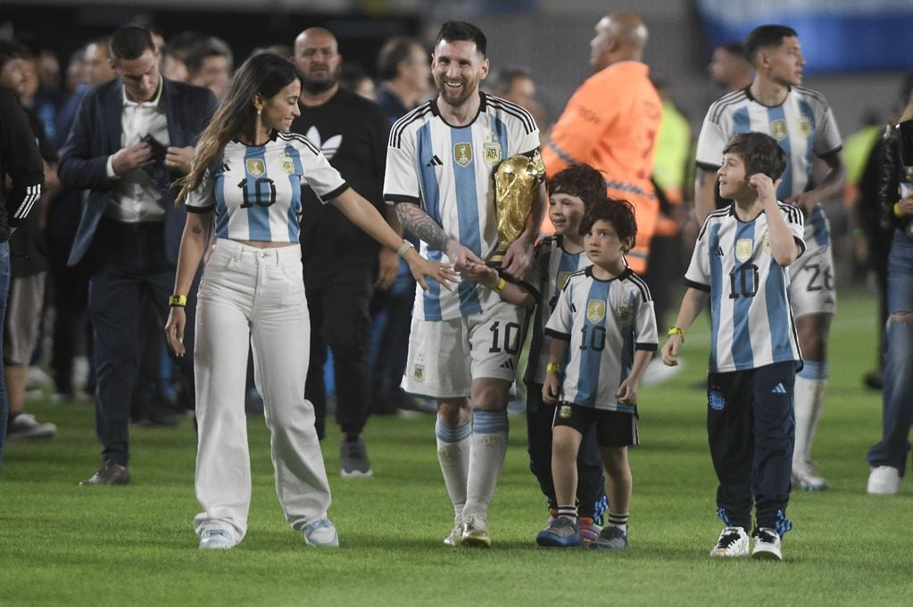 Lionel Messi junto con Antonela Roccuzzo, en los festejos post partido.