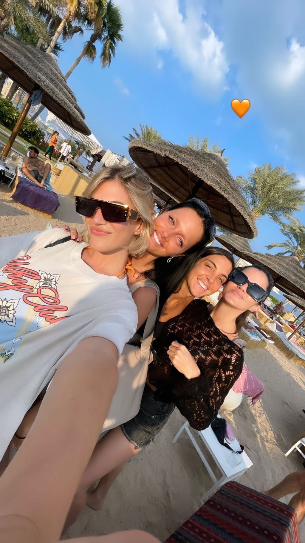 Deslumbró en las playas de Qatar junto a su amiga Stefanía Roitman