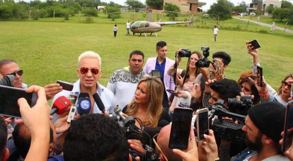 Flavio Mendoza y "La Princesita" frente a la prensa.