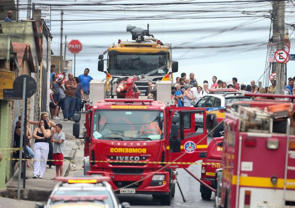 Los bomberos trabajan cerca del sitio donde un pequeño avión se estrelló en una calle residencial en Belo Horizonte, Brasil, 21 de octubre de 2019. Crédito: REUTERS / Cristiane Mattos.