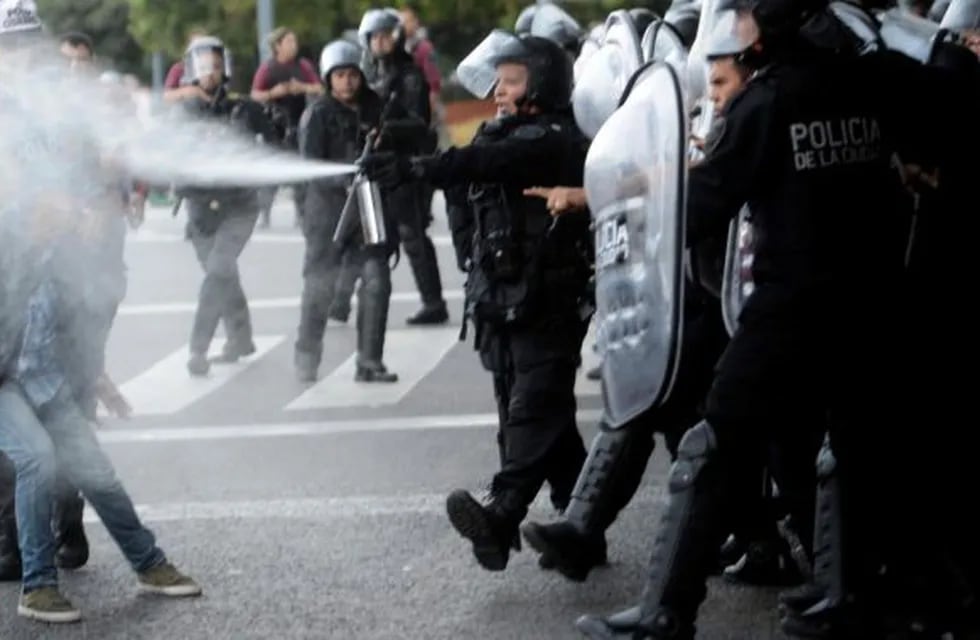 Enfrentamiento entre los manifestantes y la Policía de la Ciudad. \n(Clarín / Emmanuel Fernández)