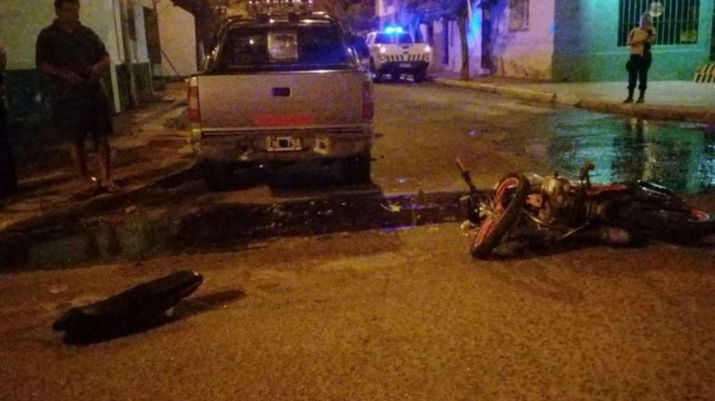 Fuerte choque entre una camioneta y una moto en San Luis.