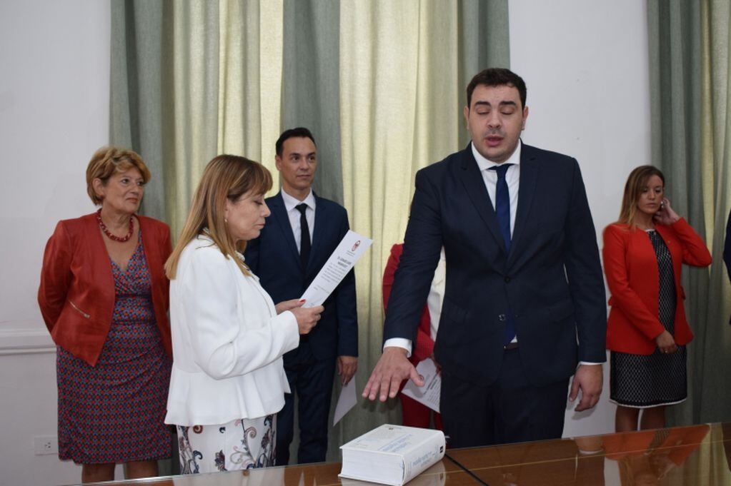 Leonardo Navarini Busti prestando juramento en febrero del 2019.