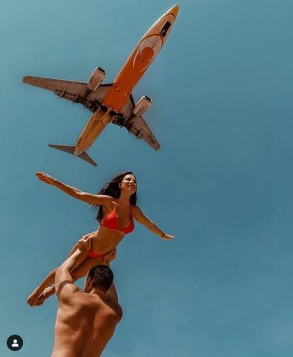 Los turistas se toman fotografías en la playa Mai Khao con aviones de bajo vuelo como sus principales protagonistas.