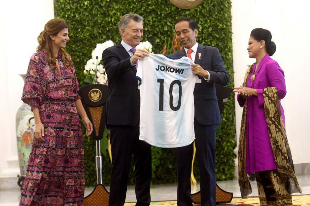 Mauricio Macri le regaló una camiseta argentina al presidente de Indonesia (REUTER)