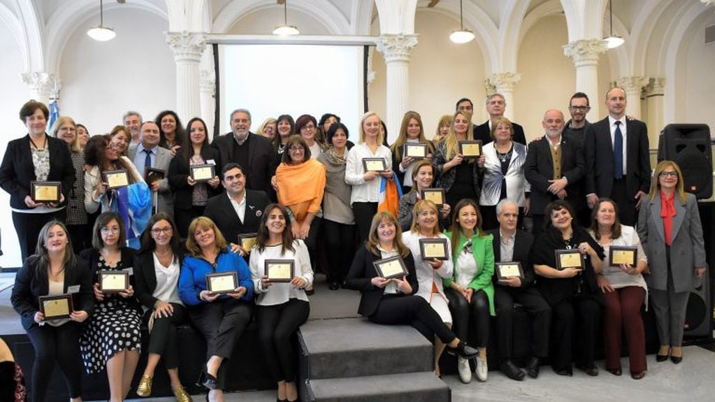 La maestra ilustre chaqueña recibió su distinción en Buenos Aires. (Web).