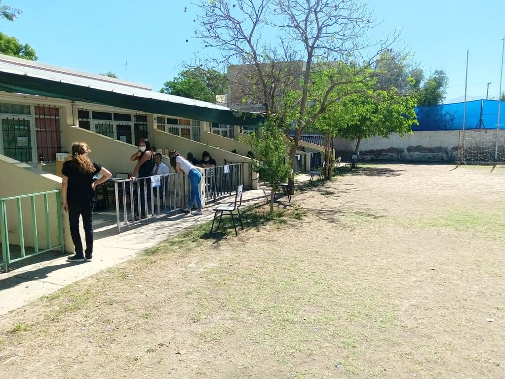 Fiscales de mesa observan el desarrollo de la votación en la escuela Polimeni de Las Heras, donde a las 16.30 había votado el 60% del padrón.