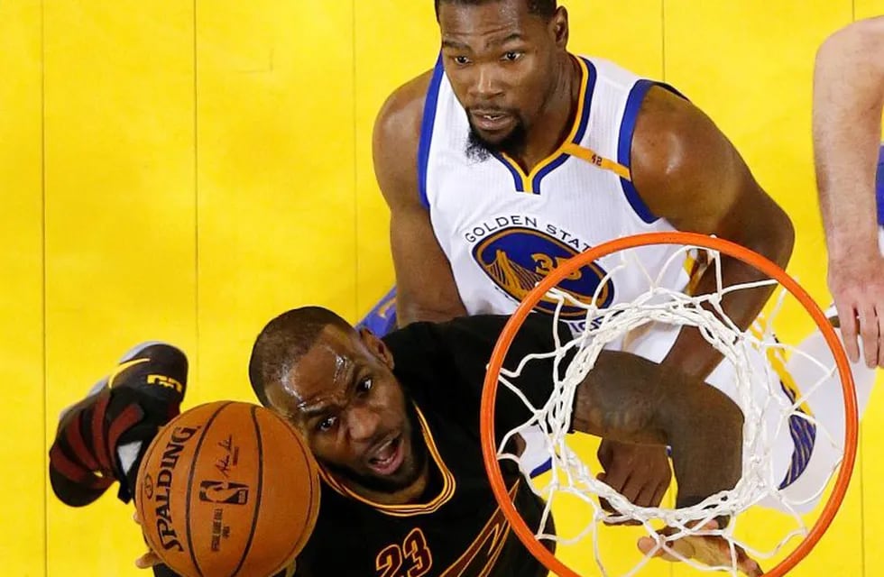 Cleveland Cavaliers forward LeBron James, left, shoots against Golden State Warriors forward Kevin Durant during the second half of Game 5 of basketball's NBA Finals in Oakland, Calif., Monday, June 12, 2017. The Warriors won 129-120 to win the NBA championship. (Monica M. Davey/Pool Photo via AP) eeuu oakland LeBron James basquetbol liga NBA basquetbolistas partido cavaliers vs warriors