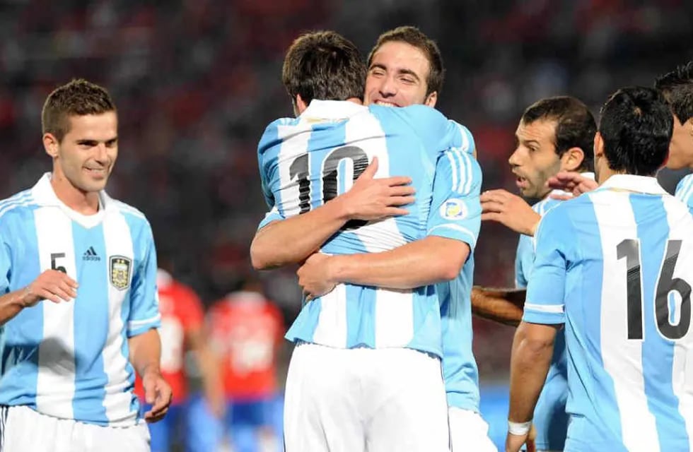 Gonzalo Higuaín en un sentido abrazo con Lionel Messi. (Foto: Télam).
