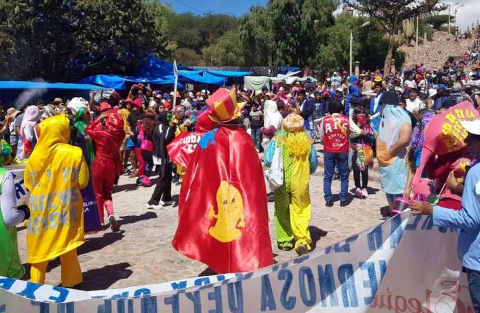 Coloridos personajes en el carnaval de Humahuaca, Jujuy