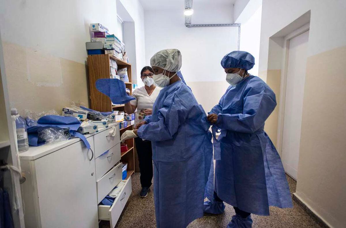 Los trabajadores de la salud de la primera linea combaten el Covid-19 en el Hospital Rawson (Facundo Luque/Archivo).