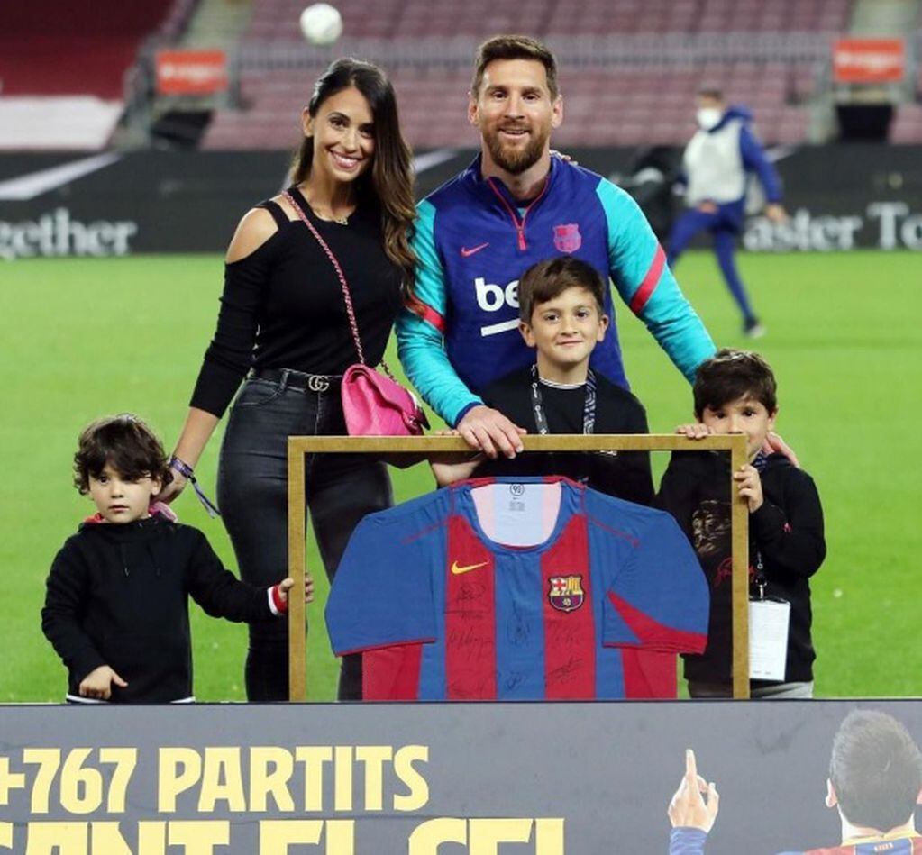 Homenaje a Messi por sus 768 partidos. (@antonelaroccuzzo)