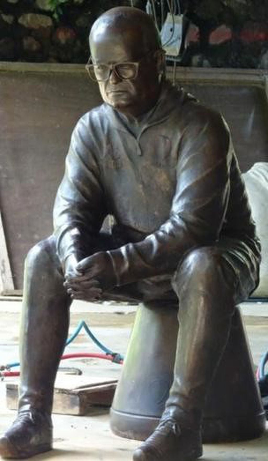Un hincha mandó a construir una estatua de Marcelo Bielsa luego de que el DT rosarino lo ayudara a reponerse de un atentado. (Archivo)