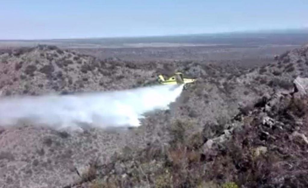 Dos aviones hidrantes del Sistema Nacional de Manejo del Fuego atacan las llamas.