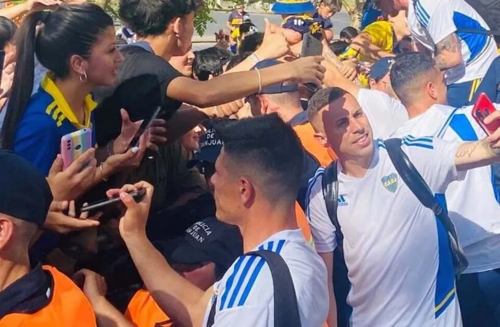 Boca Juniors llegó a San Juan en medio de una multitud, donde jugará la semifinal por la Copa Argentina ante Patronato.