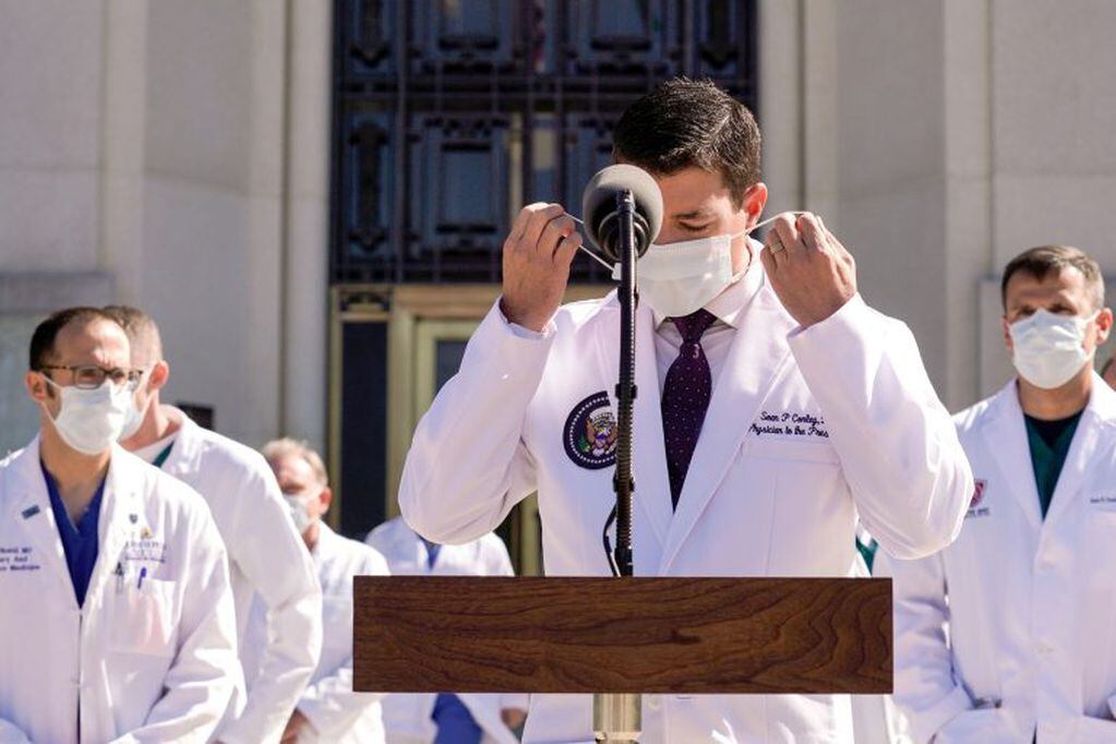 Dr. Sean Conley brinda el parte médico de Donald Trump (Foto: REUTERS/Ken Cedeno)