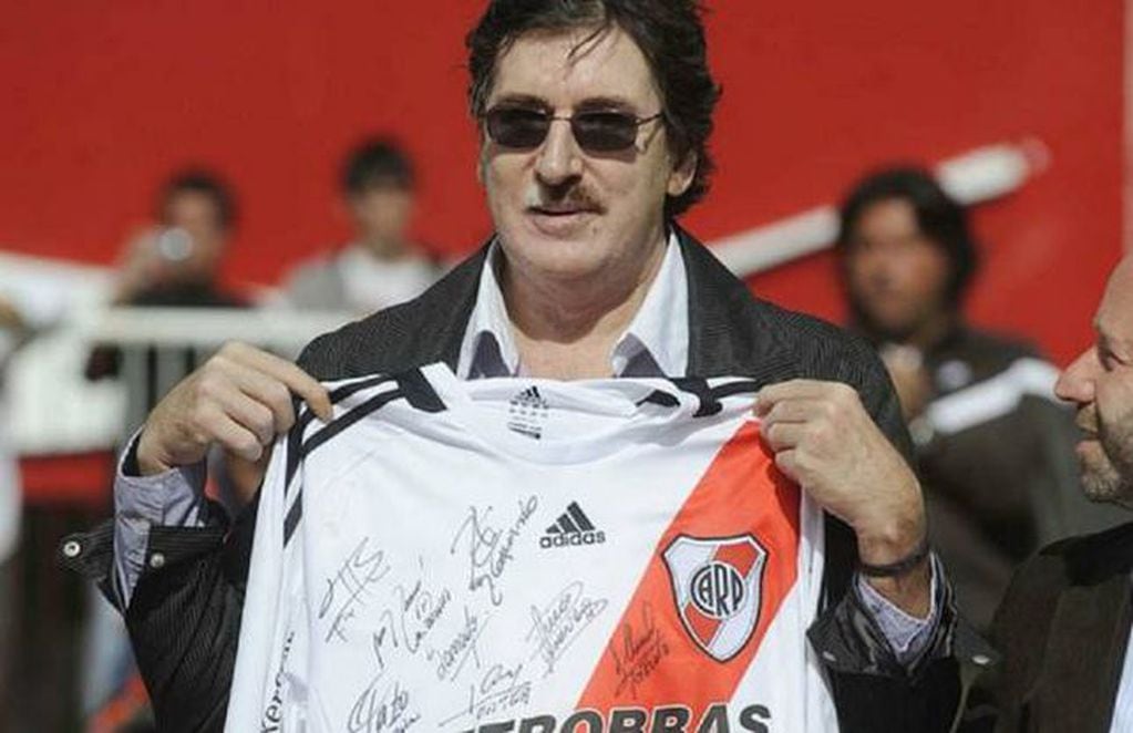 Charly García posando con la camiseta de River.