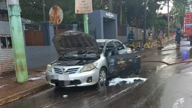 Puerto Iguazú: esperaba para cargar combustible y su automóvil ardió en llamas
