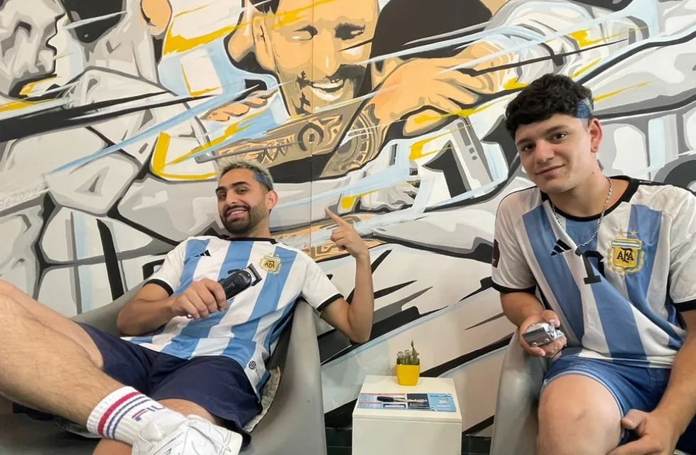 Darío, el peluquero tunuyanino que recrea el look del "Dibu" Martínez en la previa de los partidos de la Selección Argentina.