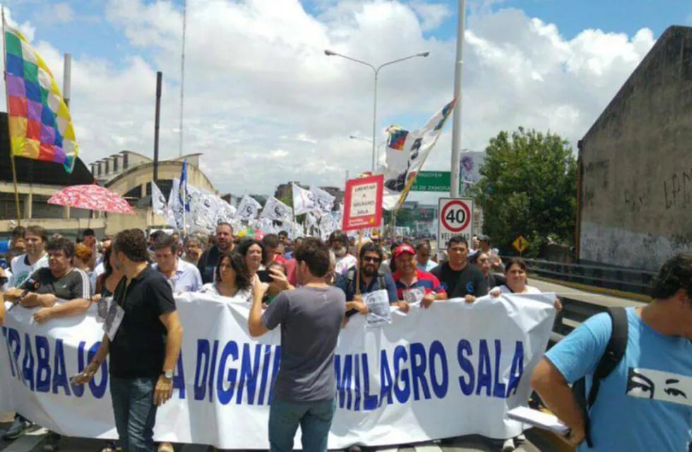 Manifestantes en Avellaneda reclamaron la liberación de Milagro Sala. (Twitter)
