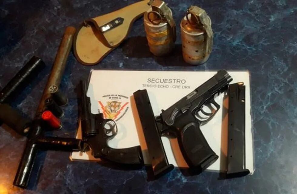Dos personas fueron detenidas por el hecho con una pistola 9 milímetros, un revólver calibre 22, una tumbera y dos granadas. (Twitter)