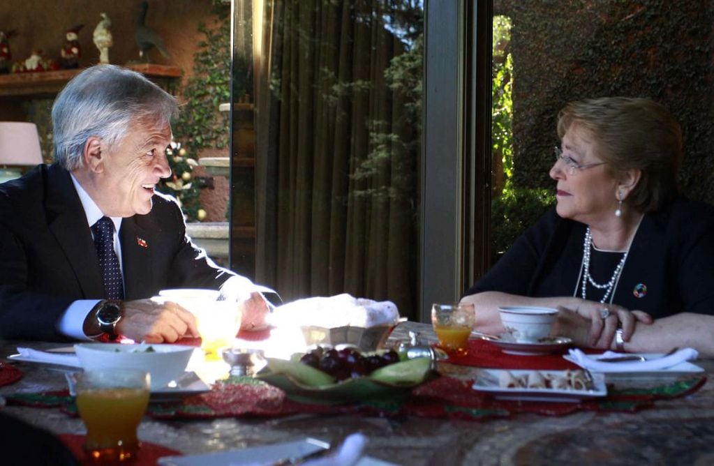 Sebastián Piñera junto a otra expresidenta, Michelle Bachelet (AP)