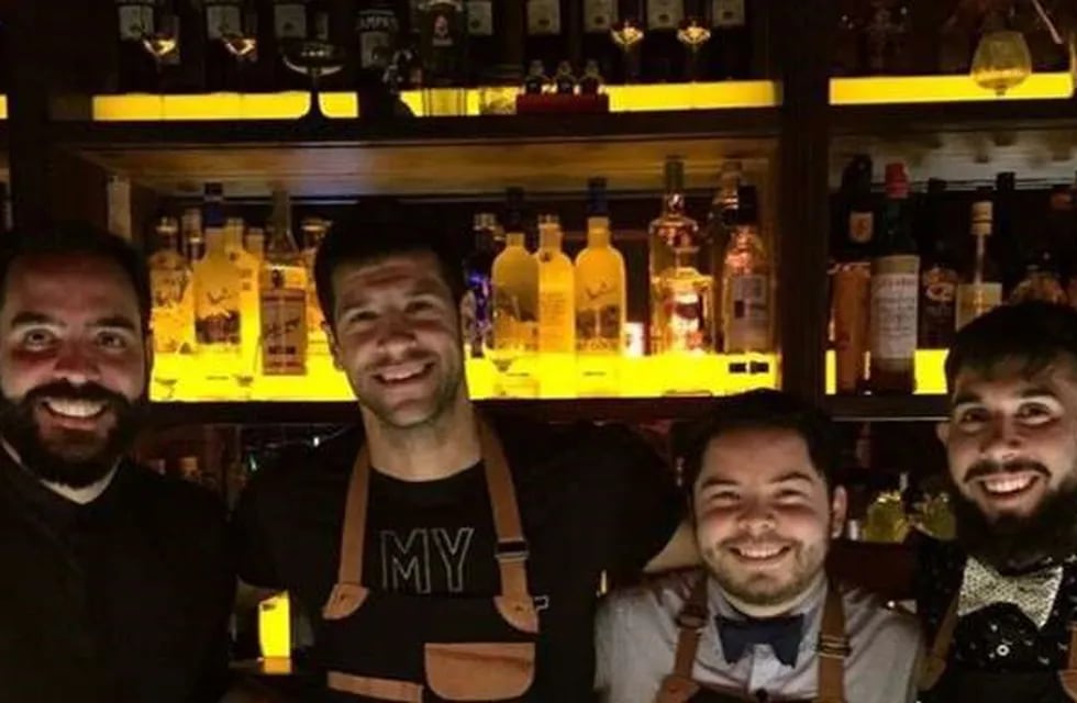¡Cuánto talento! Sebastián Domínguez hizo de bartender y sorprendió a todos. Mientras aún evalúa su retiro, el ex Newell's demostró dotes sirviendo tragos en un bar.