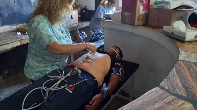 Examen médico a niños en San Rafael