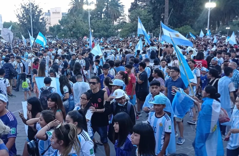 La multitud se congregó en la plaza Belgrano, en el centro de san salvador de Jujuy, para festejar el triunfo de la "scaloneta"