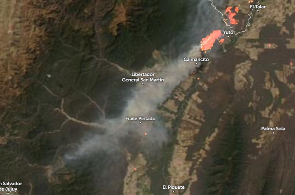 La fotografía satelital permite identificar la localización de los focos de incendios forestales activos en Jujuy este sábado.