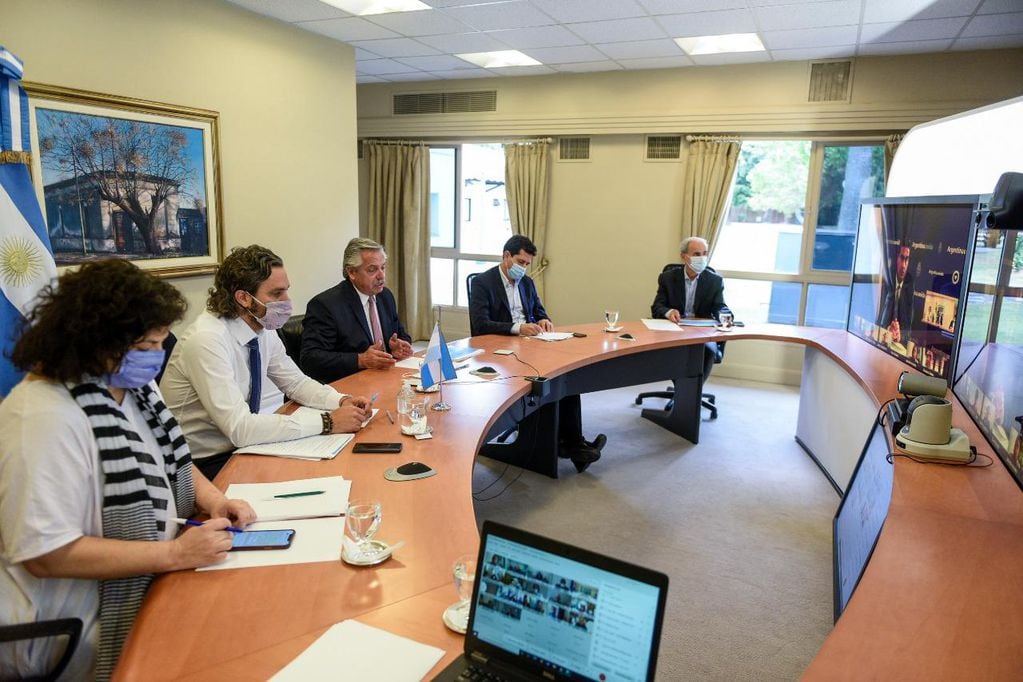El presidente Alberto Fernández en reunión virtual con gobernadores provinciales para analizar medidas que puedan frenar el impacto de la segunda ola de Covid-19 en Argentina. (Presidencia)