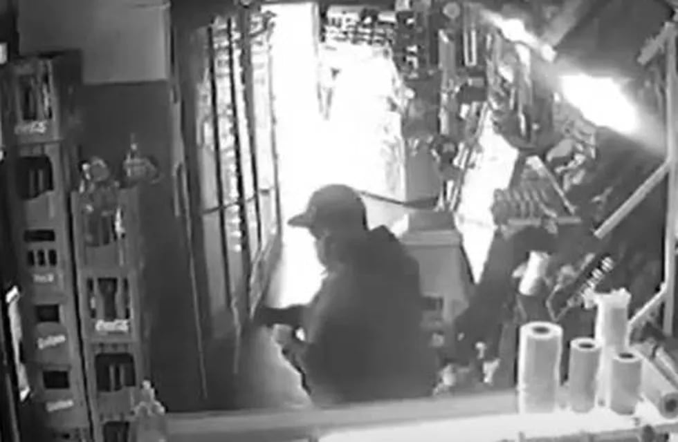 El momento en que el hombre se lleva la billetera (Captura de video).