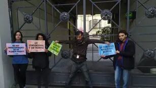 Ambientalistas se encadenaron en Rosario