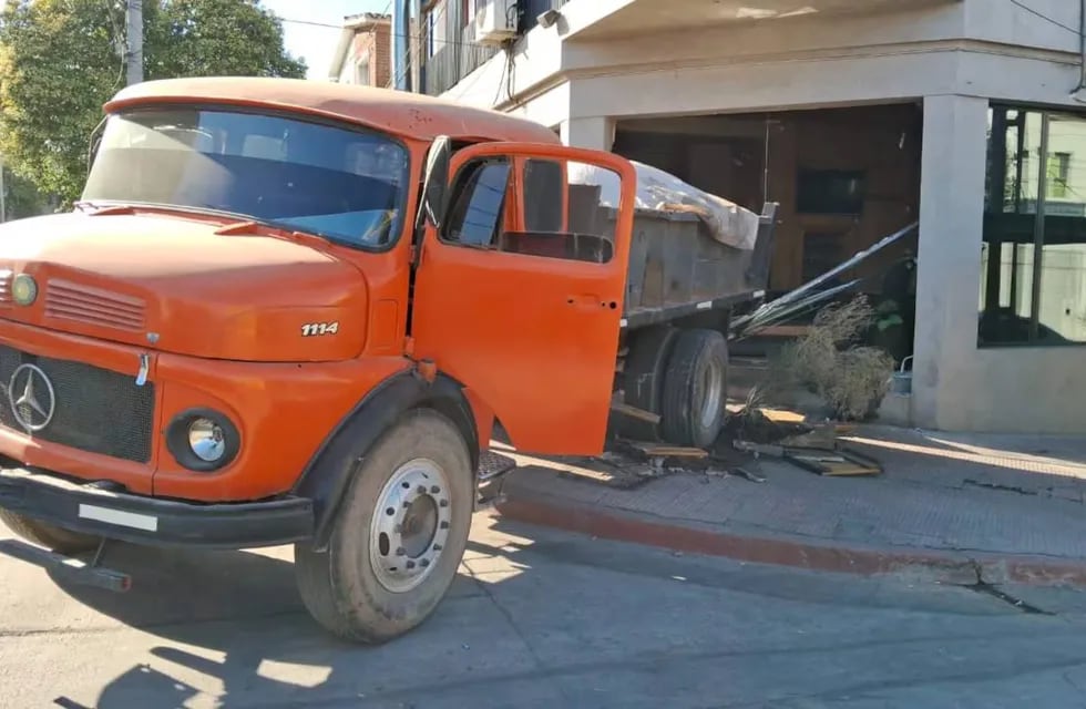Un camión se incrustó en un local en barrio General Paz por un desperfecto mecánico.