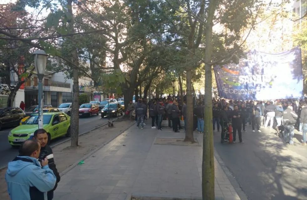 Los cortes de calles en Córdoba comenzaron bien temprano en este paro del 25 de junio convocado por la CGT.