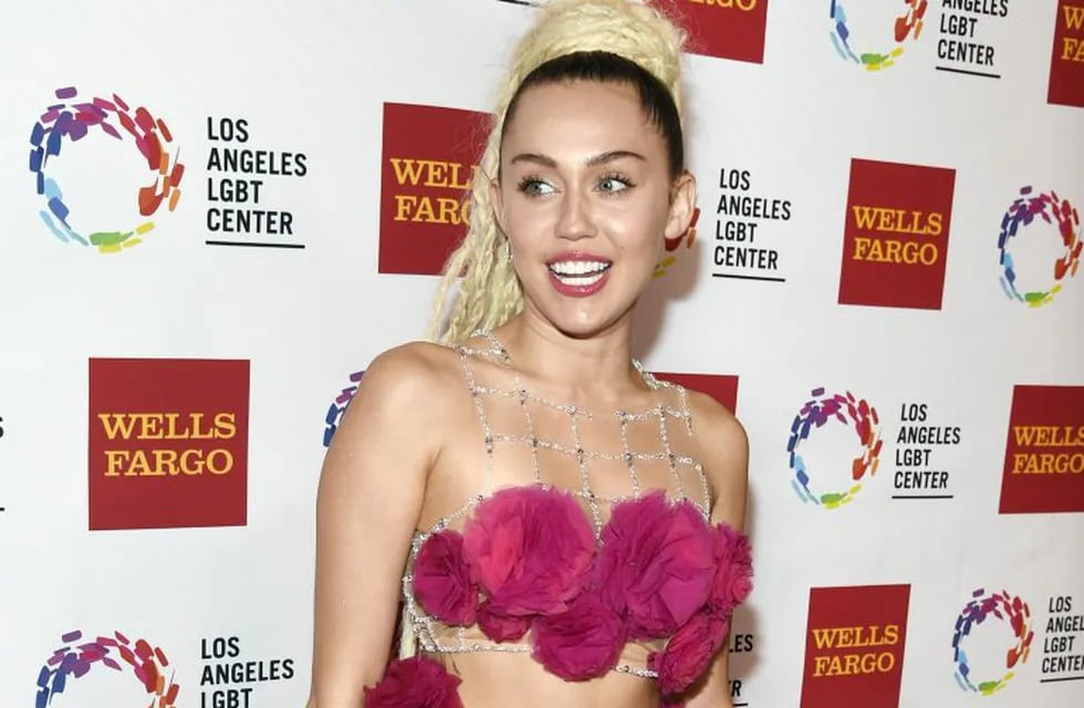 FILE - In this Nov. 7, 2015 file photo, honoree Miley Cyrus poses at the Los Angeles LGBT Center's 46th Anniversary Gala Vanguard Awards in Los Angeles. Cyrus is taking issue with the CW series, “Supergirl,” because she says “having a show with a gender attached to it is weird.” The pop singer tells Variety in an interview published online on Oct. 11, 2016, the actress who plays the title character, Melissa Benoist, is a woman, “not a little girl.” She also questions “what if you’re a little boy who wants to be a girl so bad that this makes you feel bad” (Photo by Chris Pizzello/Invision/AP, File) eeuu Miley Cyrus cantante musica musico aniversario premios vanguard