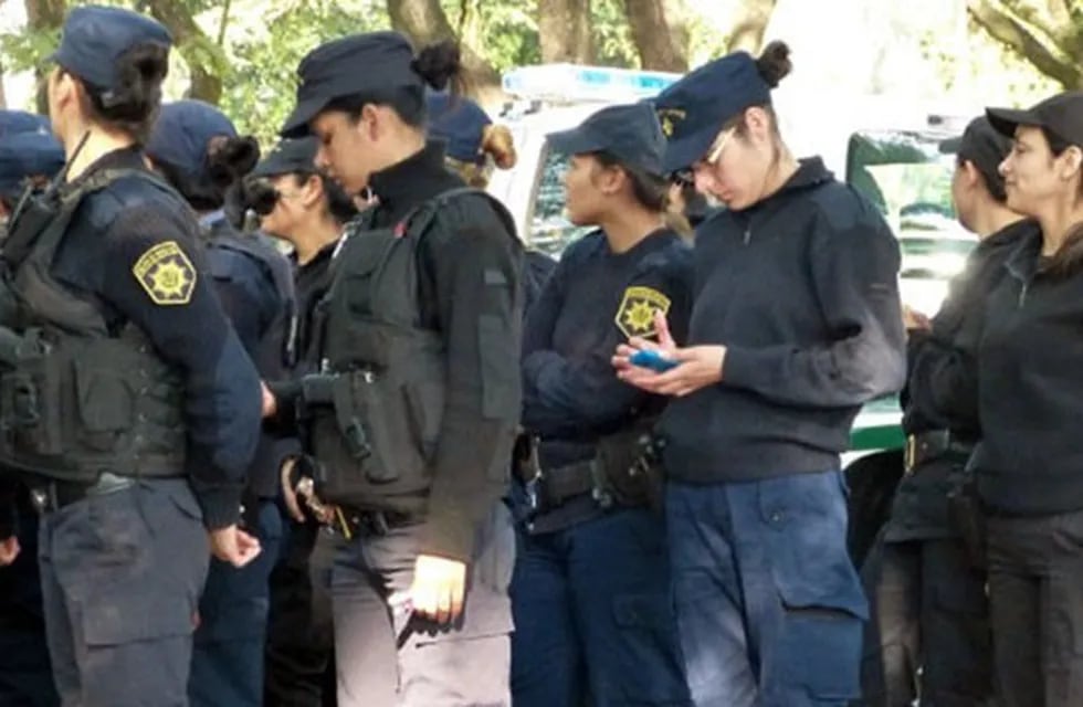 Policía jugando con el celular