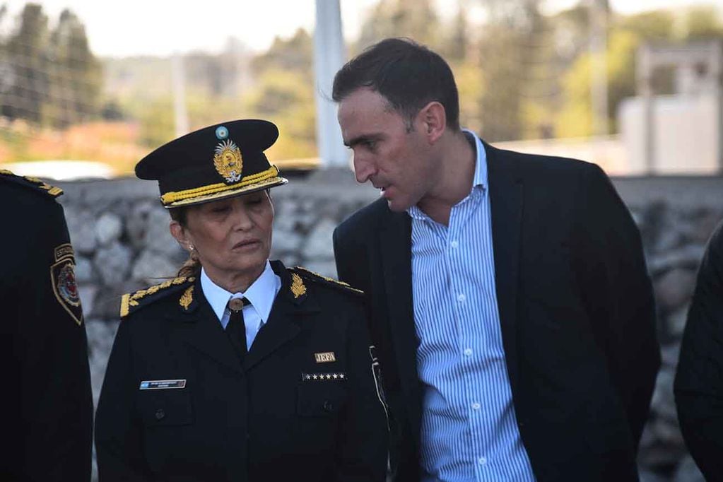El ministro de Gobierno y Seguridad, Julián López, junto a la Jefa de policía, comisario general Lic. Liliana Rita Zárate Belletti.