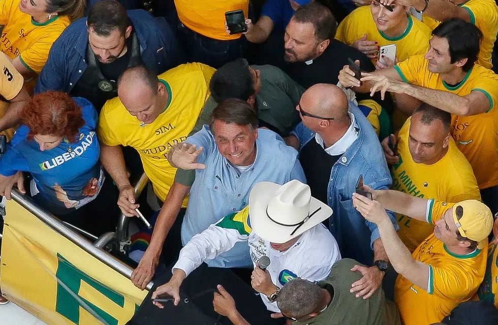 Bolsonaro afirmó que solo Dios lo sacará de la Presidencia y reiteró, en tono dramático, que solo hay tres escenarios posibles: “Ir preso, morir o la victoria”. (AFP)