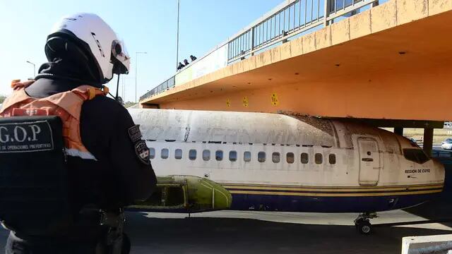 En fotos: El avión que será bar en Oncativo fue trasladado y se quedó encajado debajo de un puente en la Circunvalación