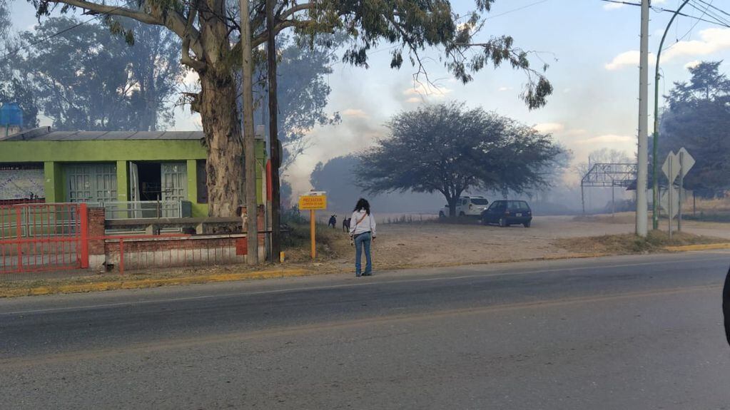 Por el humo debieron evacuar a niños de un colegio.