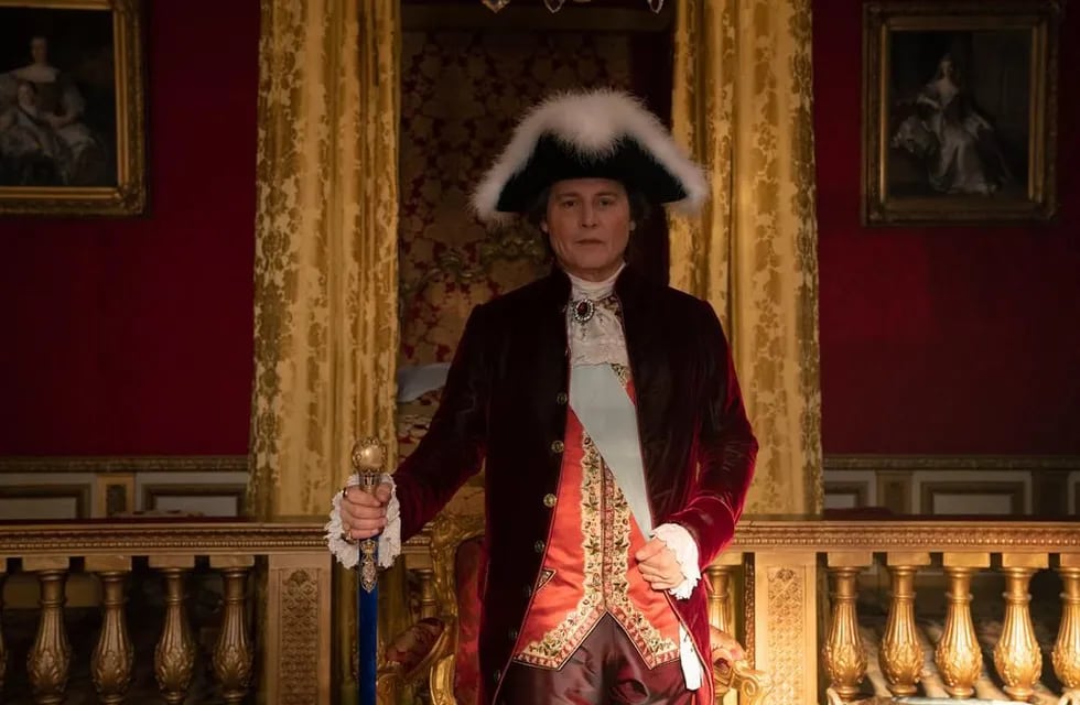 Johnny Depp como Louis XV en el film Jeanne du Barry.