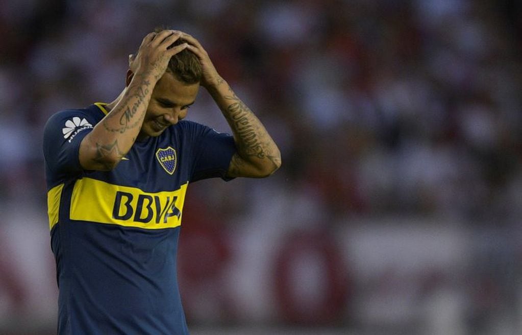 Boca Juniors' Colombian midfielder Edwin Cardona reacts after being sent-off by referee Nestor Pitana during the Argentine derby match against River Plate in the Superliga first division tournament at Monumental stadium in Buenos Aires, Argentina, on November 5, 2017. / AFP PHOTO / JUAN MABROMATA cancha de river plate Edwin Cardona campeonato torneo superliga de primera division futbol futbolistas partido river plate boca juniors