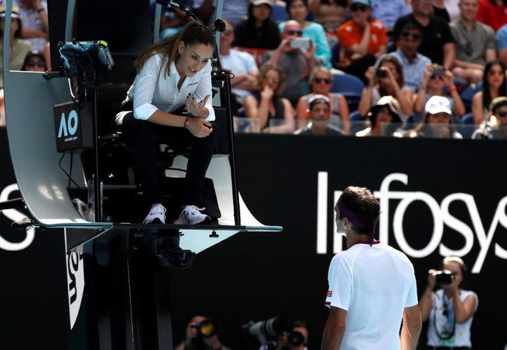 Roger Federer habla con la umpire Marijana Veljovic (Foto: Issei Kato/REUTERS)