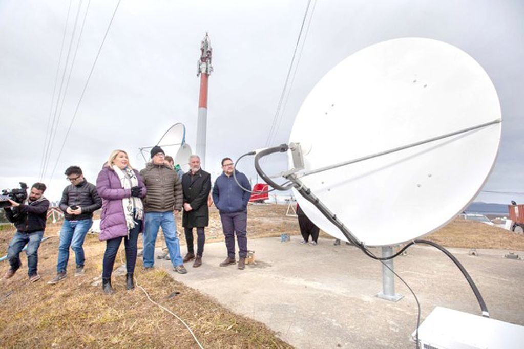 Gobernadora TDF visitando instalaciones de TVPF