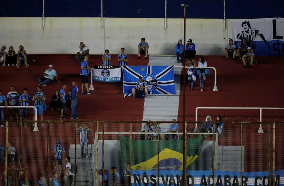Detienen a un barra de Racing que se infiltró en la tribuna de Gremio de Porto Alegre. (Foto: EFE/Demián Estévez)