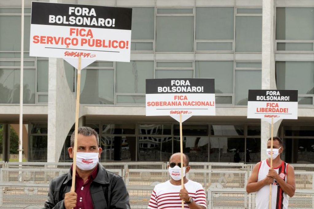 Funcionarios públicos federales protestan contra el presidente de Brasil, Jair Bolsonaro (Foto: EFE/ Joédson Alves)