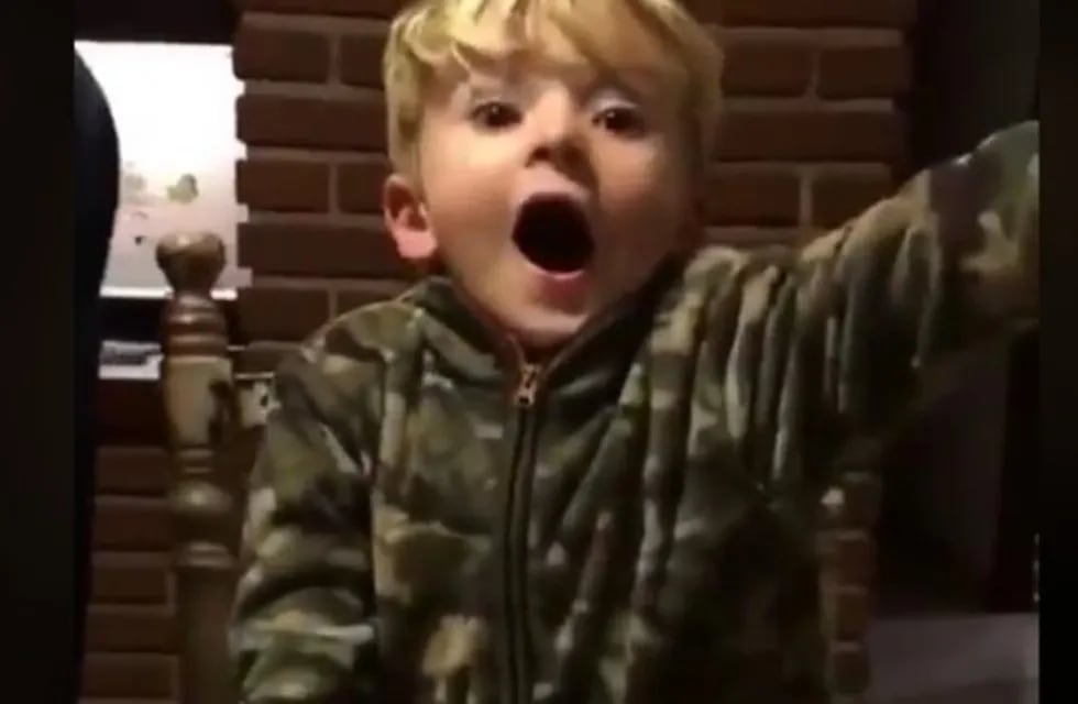 La locura de un nene que consigue la figurita de Lionel Messi. (Foto: Captura de video)