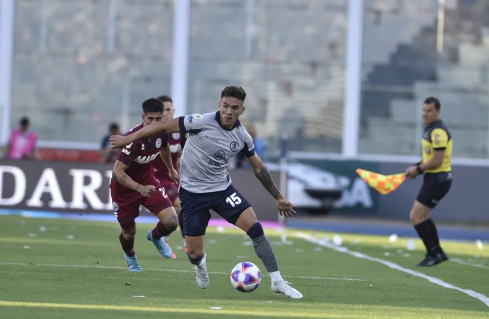 Enzo Díaz con la pelota, en el duelo entre Talleres y Lanús, por la Liga Profesional, en el Kempes. (Ramiro Pereyra / La Voz)