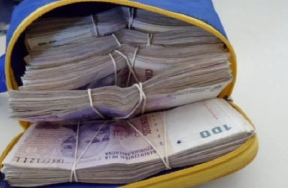 Tres jóvenes estudiantes encontraron ocho mil pesos en efectivo y los devolvieron. (Foto: Corrientes Hoy)